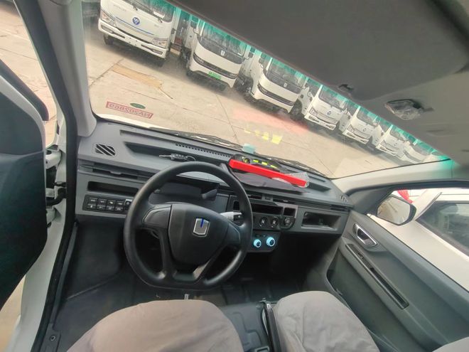 附近销售V6E货物运输面包车新能源专卖开云彩票(图5)